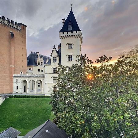 Vue Magique Sur Le Chateau Dans Un Quartier Populaire Pau Buitenkant foto