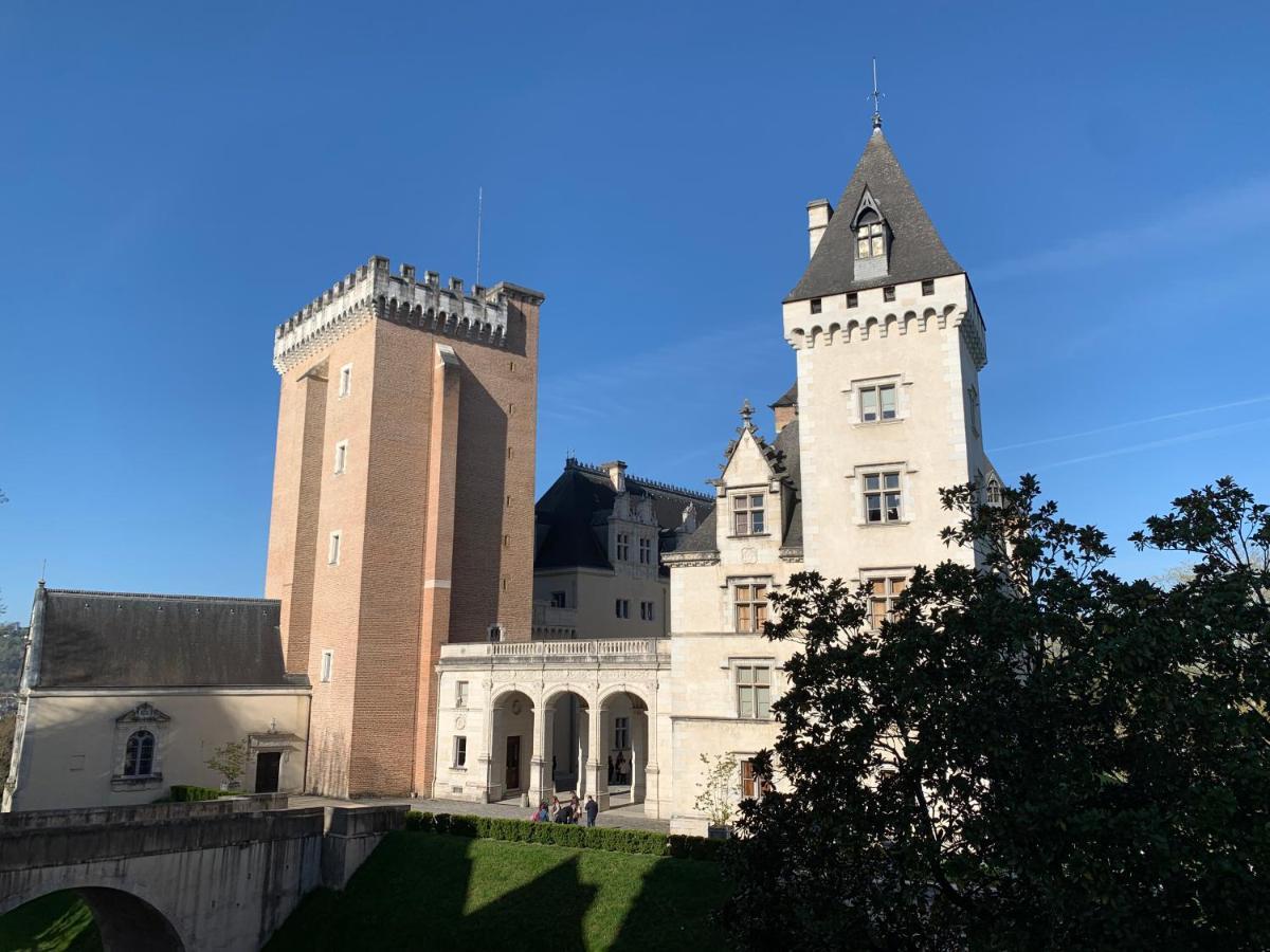 Vue Magique Sur Le Chateau Dans Un Quartier Populaire Pau Buitenkant foto