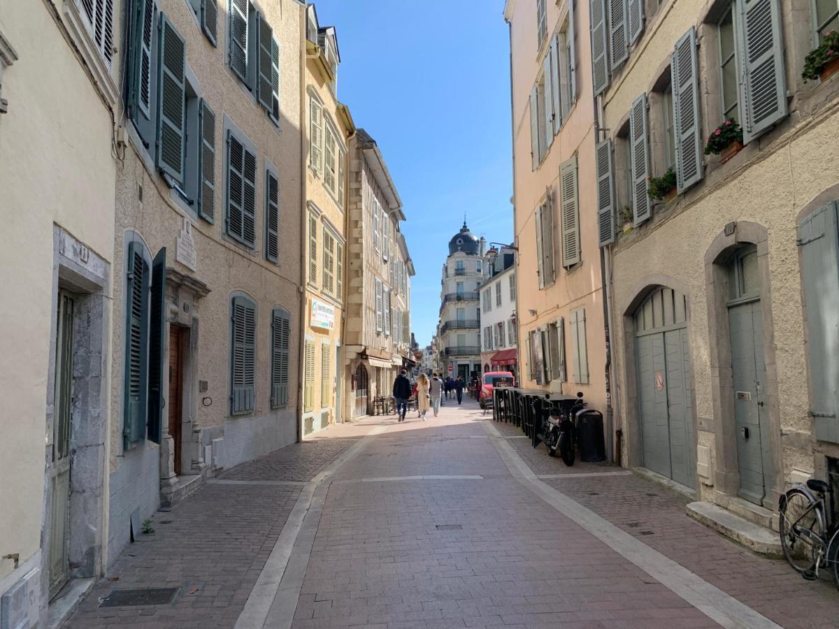 Vue Magique Sur Le Chateau Dans Un Quartier Populaire Pau Buitenkant foto
